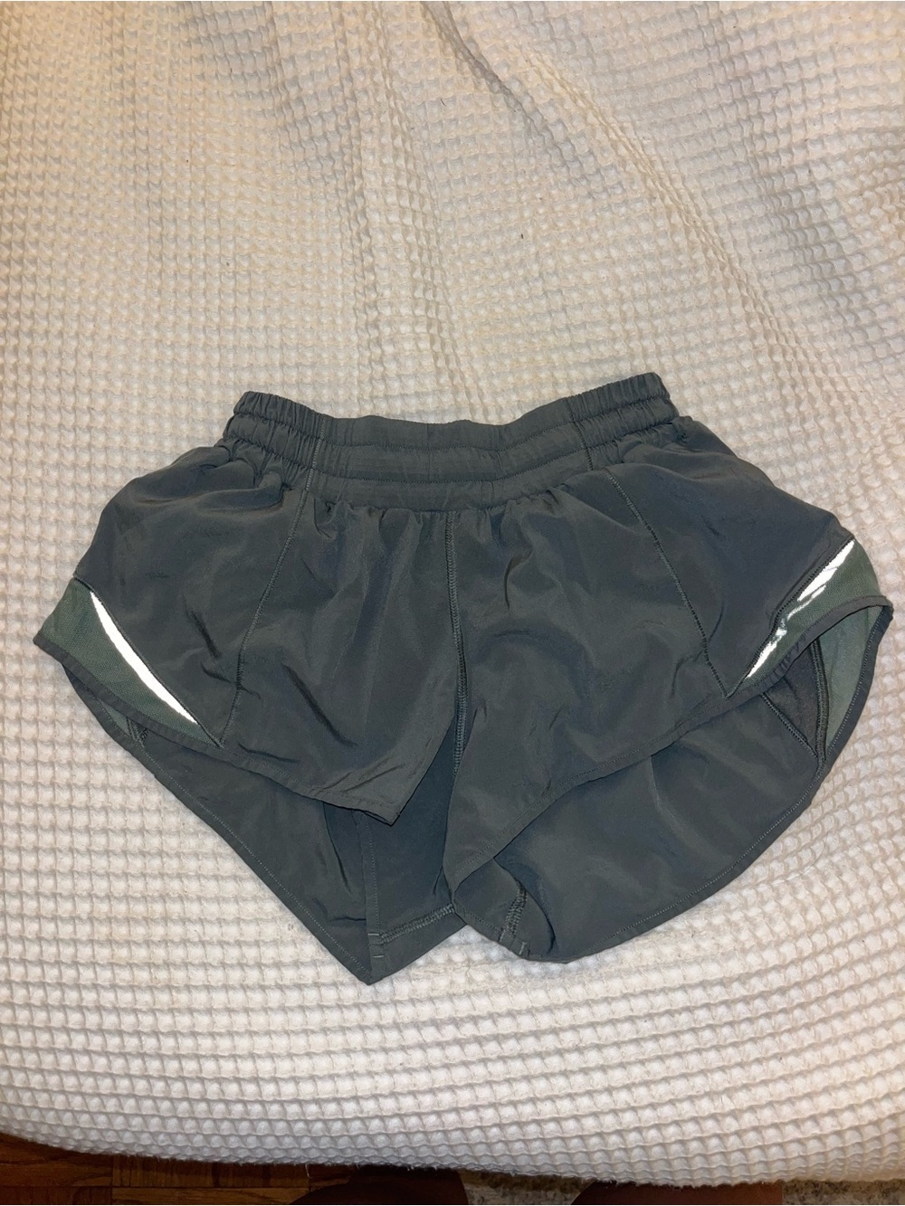 lululemon Hotty Hot High-Rise Lined Short 2.5” green size 4